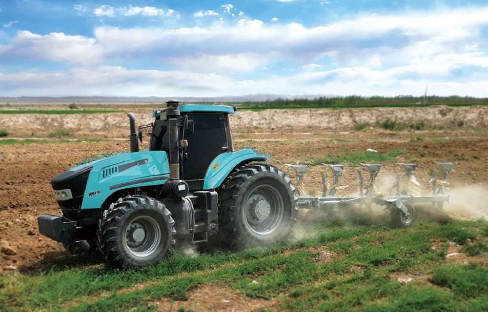 徐州凯尔3004-A1带五铧犁犁地作业