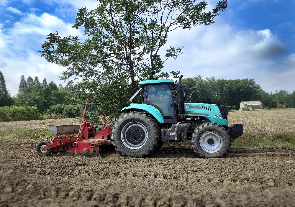 徐州凯尔2004-D2带气吸式播种机作业