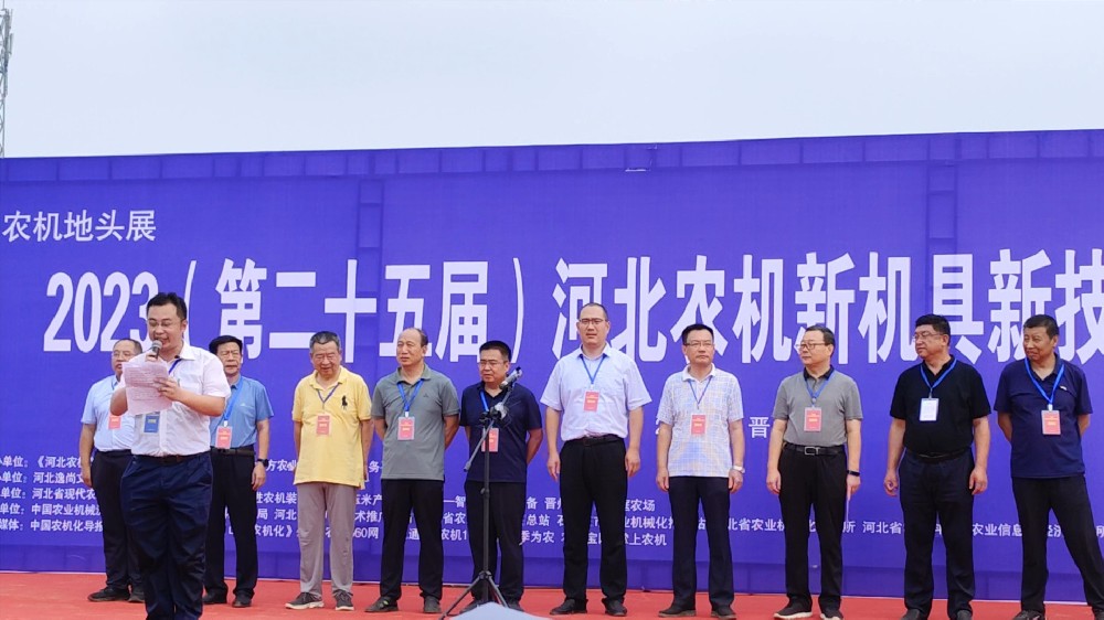 徐州凯尔参加2023河北农机新机具新技术推广演示会，XZC2204携药材收获机作业受到连连好评！